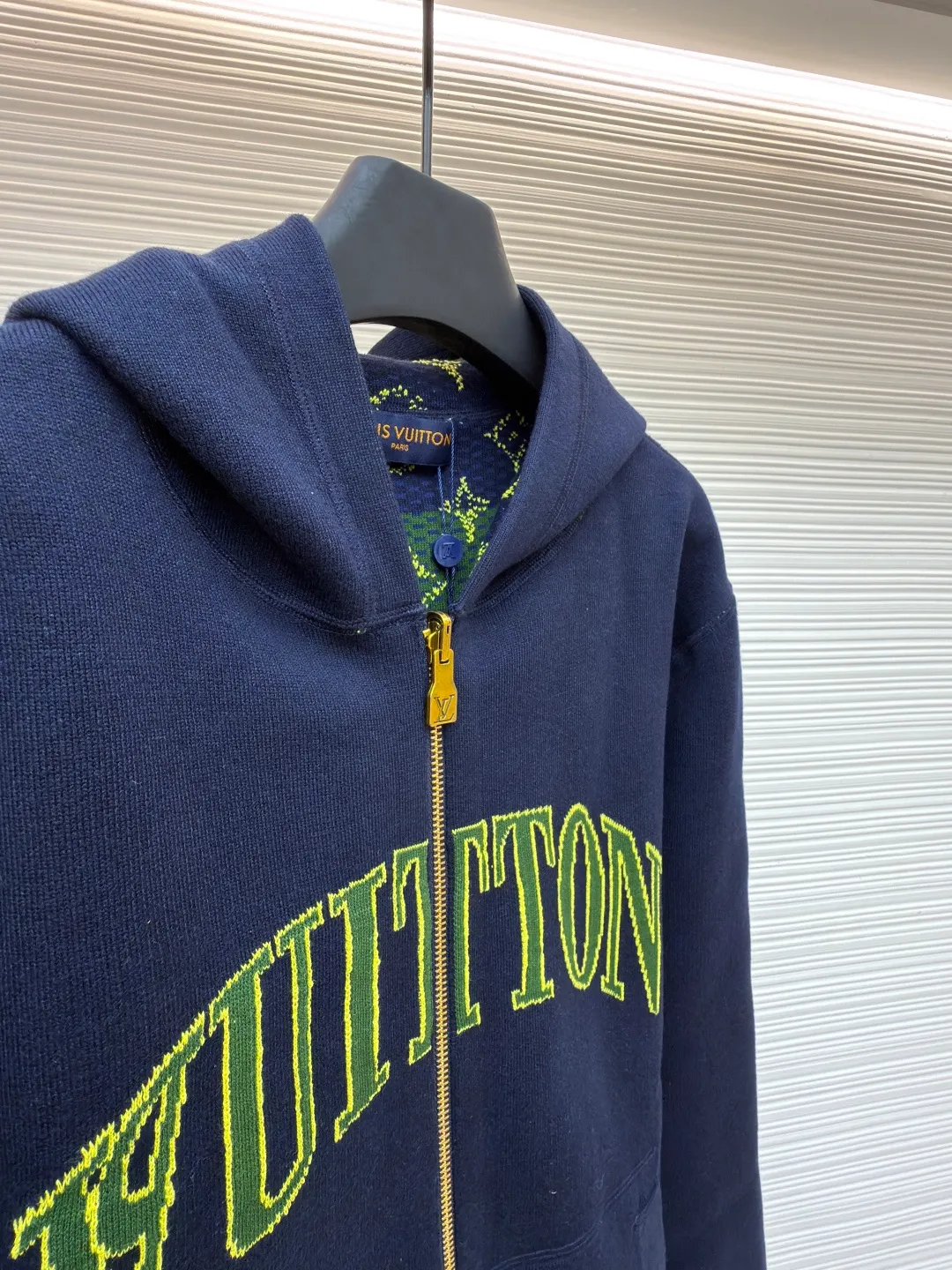 LOUIS VUITTON double-sided cotton-wool blended knitted hoodie ●Original version: Purchased and developed for 27999 ●Item number: 1681379-C50 ●Fabric: cotton fabric ●Technology: knitted jacquard production ●Color: blue-green ●Version: fitted version ●Weight: about 1415 grams ●Size: S-M-L-XL ●Description: Made of cotton-blend knitted fabric, one side is fully printed with the brand's classic Monogram pattern, with green and blue contrasting colors and jacquard craftsmanship, which makes the brand recognizable; the other side is mainly navy blue, with brand letters embroidered on the chest, which is simple and elegant; the hooded design is casual and casual, and can be worn in two ways to unlock various styles to meet the needs of different dressing scenes; the overall version is loose and comfortable, and is tolerant, making it easy to create a trendy and high-end sense. This jacket adopts a double-sided design. One side is mainly navy blue with fluorescent green brand letter jacquard, and the other side is a full-length LV classic logo jacquard spliced ​​with navy blue and green stripes, presenting a diverse style. It has a hooded design and a brand-customized gold zipper, which makes it luxurious and easy to put on and take off. In the weaving process, precision jacquard knitting technology is used. The pattern texture on the front and back sides is clear and three-dimensional, and the yarn is woven tightly and evenly, ensuring that the fabric is soft, skin-friendly and has a good crisp feel. The double front chest pocket design is both practical and beautiful. From jacquard weaving to zipper material selection, every process reflects the brand's strict requirements for craftsmanship. It combines double-sided wear creativity with high-end knitting technology to present a luxurious item with both fashionable recognition and wearable texture. The overall wiring is straight and delicate, the fabric is comfortable and soft, and the color is consistent without color difference. It can be matched with the same style to create a fashionable look and control various occasions. Customized accessories, complete with three standards, same style for men and women!